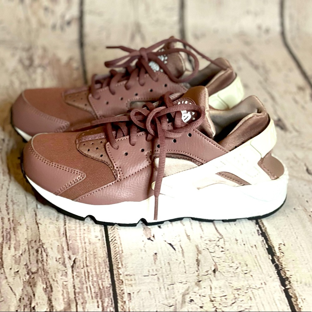 Women Nike Huarache Run 7.5 in Mauve